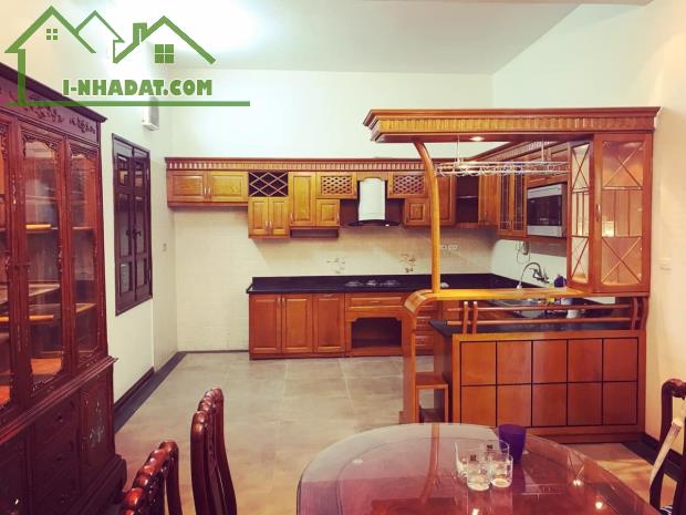 Cho thuê biệt thự KĐT Việt Hưng. S: 200m2. Thiết kế gồm 3 tầng 5 ngủ 5wc-