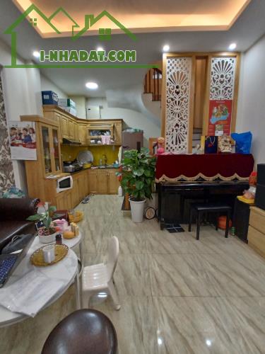 Bán nhà ngõ 173 Hoàng Hoa Thám lô góc dân xây ngõ thông ô tô đỗ cửa 27m 5,35 tỷ