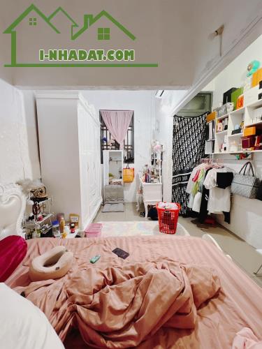 BÁN NHÀ CÓ DÒNG TIỀN 40TR MỘT THÁNG. HẺM XE HƠI HOÀNG DIỆU. 31M2. 5 TẦNG KIÊN CỐ, SÁT Q1