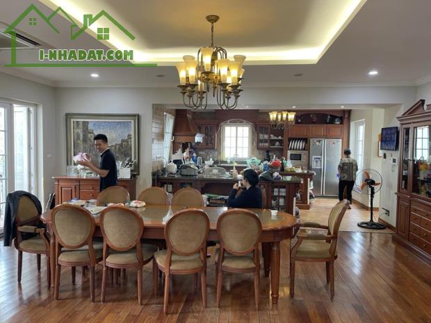 Bán tòa VP cạnh Vinhomes Long Biên, 1 hầm 6 nổi, MT25m - cho thuê 180tr/th. Giá hơn 40 tỷ