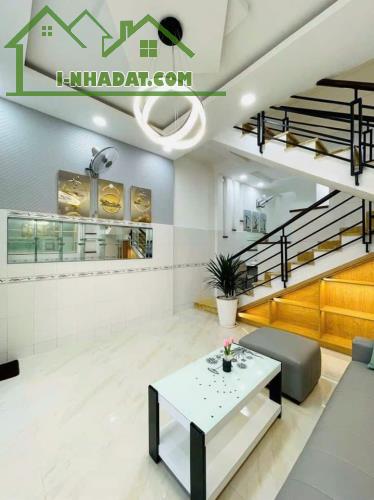 Kẹt tiền bán gấp nhà đường Tôn Đản, Quận 4. Giá 2tỷ700. Hẻm xe hơi. Diện tích 55m2 - 1