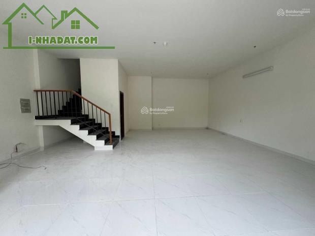 Cho thuê shophouse 151m2 , trệt , lầu , 3wc , 3pn . 15tr Ngay 2225 Phạm Thế Hiển , Q.8 - 2