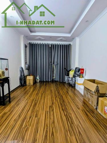 Bán nhà đẹp Kim Mã 30m x 5T, chỉ 7xxx tỷ. Vị trí đẹp, ngõ nông, 3 bước ra ô tô.