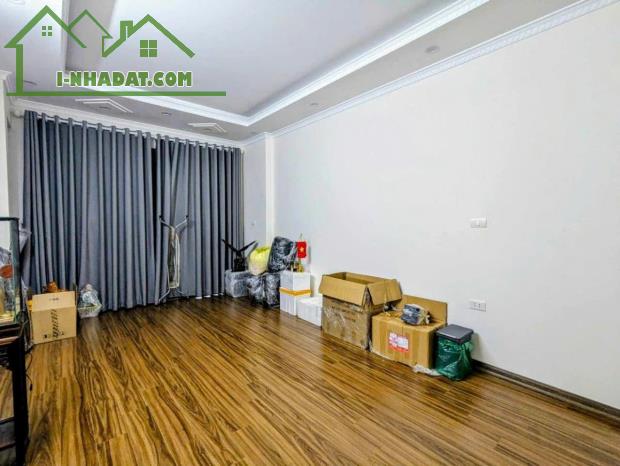 Bán nhà đẹp Kim Mã 30m x 5T, chỉ 7xxx tỷ. Vị trí đẹp, ngõ nông, 3 bước ra ô tô. - 1