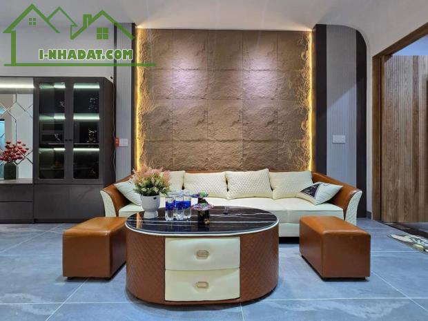 BÁN GẤP NHÀ PHỐ NGUYỄN SƠN 61M x 6 TẦNG, THANG MÁY, Ô TÔ, FULL NỘI THẤT. NHỈNH 10 TỶ