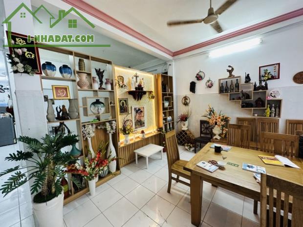 Gấp bán nhà Thủ Đức, 5 tầng, chỉ 18 tỷ, dt đất 150m2, cạnh Mt Đỗ Xuân Hợp, Q.9(cũ). - 1
