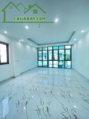 Bán nhà mặt phố Phó Đức Chính, Ba Đình, lô góc, vỉa hè 2m, kinh doanh sầm uất. Giá 20.4 tỷ - 3