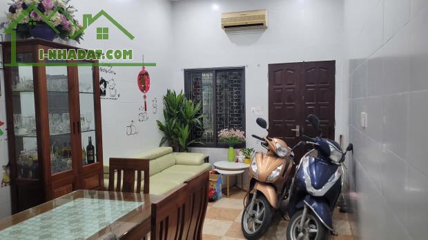 CHO THUÊ NHÀ Ở NHÓM 7 NGƯỜI, KD ONL, Ở GĐ NGÕ Ô TÔ PHÚC XÁ, 4 TẦNG, 32M2, 3 NGỦ, 12TR - 2