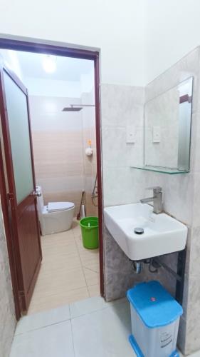 NHỈNH 4 TỶ - XE TẢI TRÁNH NHAU - 2 TẦNG NHÀ MỚI HOÀN CÔNG ĐỦ - 70 M2 - 3