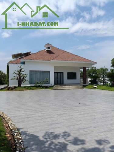 Bán Villa Long An cạnh Tphcm 3000m2, sân 
vườn,ao cá tuyệt đẹp chỉ 27 tỷ