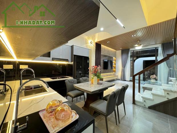 Bán tòa VP mặt phố Nguyễn Văn Cừ, Long Biên. DT205m², mặt tiền 11m, 10 tầng! Giá 140 tỷ.