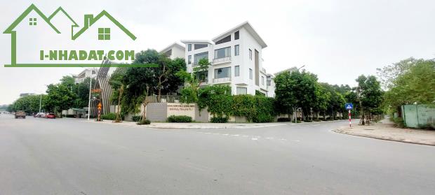 Phố Gia Thượng, Đường rộng 12m, View Công Viên, Vỉa Hè, Vài Bước Ra Đường 40m. - 2