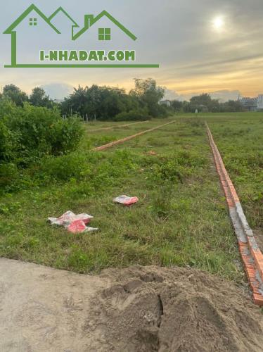 BÁN GẤP LÔ ĐẤT 235M2- GIÁ CHỈ 850 TRIỆU GẦN CHỢ MỸ HẠNH NAM GỌI CHO EM XEM ĐẤT - 1