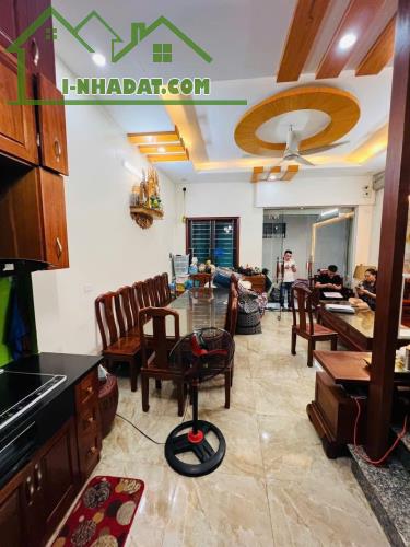 Ô TÔ ĐỖ CỔNG - NHÀ DÂN XÂY - FULL NỘI THẤT - PHÔ TRẦN BÌNH - DT38M2 - GIA 9.2 TỶ - 2