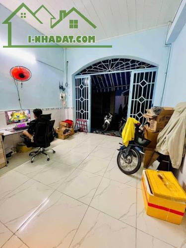Nhà hẻm ô tô, gần ngân hàng ACB Lạc Long Quân, Tân Bình, 4.95 tỷ - 4
