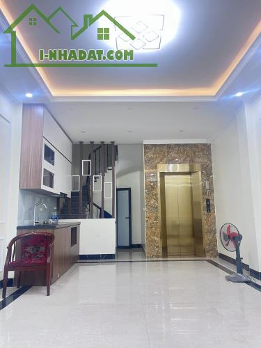 Cần bán gấp nhà mới ở ngay phố Cầu Giấy 40m2, 6T, lô góc, thang máy - 1
