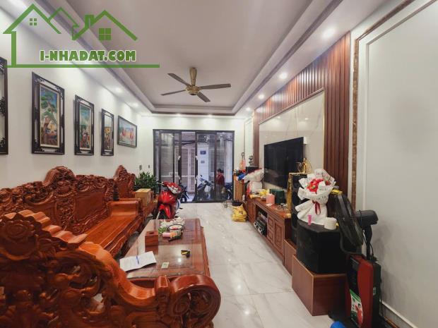 Nhà đẹp Đại La, HBT, kinh doanh, 8,5 tỷ, 5 tầng 43m2, sỏ vuông đẹp, 20m ra ô tô đỗ