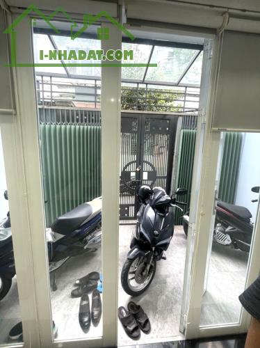 NHÀ CMT8 QUẬN 3 NGAY RẠP HÁT THANH VÂN, HẺM XE HƠI, SÁT MẶT TIỀN, 65Mx2 2 TẦNG 4PN 9 TỶHƠN