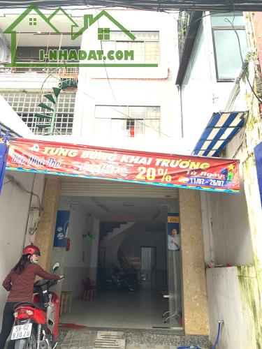 Quận Tân Phú ! CHO THUÊ MB KINH DOANH 4m x 22m, có sân và 1 phòng ở 32 m2, Tel :