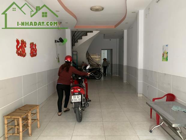 Quận Tân Phú ! CHO THUÊ MB KINH DOANH 4m x 22m, có sân và 1 phòng ở 32 m2, Tel : - 1