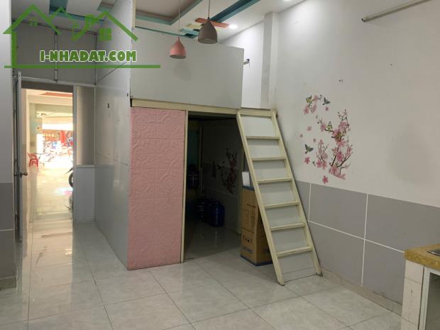 Quận Tân Phú ! CHO THUÊ MB KINH DOANH 4m x 22m, có sân và 1 phòng ở 32 m2, Tel : - 2