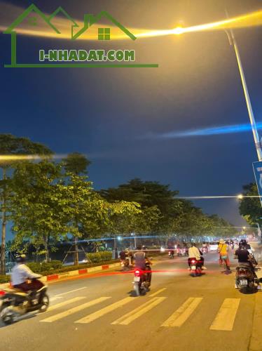 TÔI BÁN MẢNH ĐẤT MẶT PHỐ TƯ ĐÌNH-LONG BIÊN KNH DOANH SẦM UẤT, Ô TÔ CHÁNH, 106M2, 27 TỶ.
. - 3