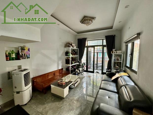 Ông Ích Khiêm - Ô tô đậu trước nhà - 3 tầng - gần biển giá chỉ hơn 3 tỷ - 2