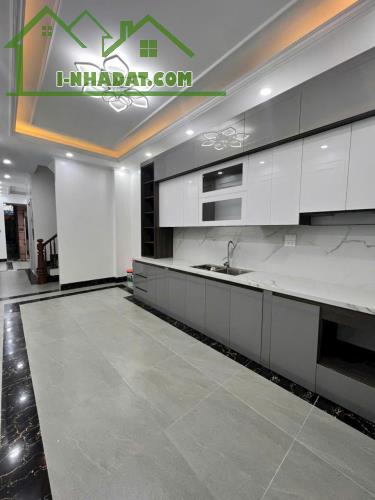 🏡 Nhà Đẹp - Thang Máy - Nguyên Hồng - Ba Đình 📏 Diện tích: 46m² 🏢 6 tầng 💰 Giá: 9,9tỷ - 3