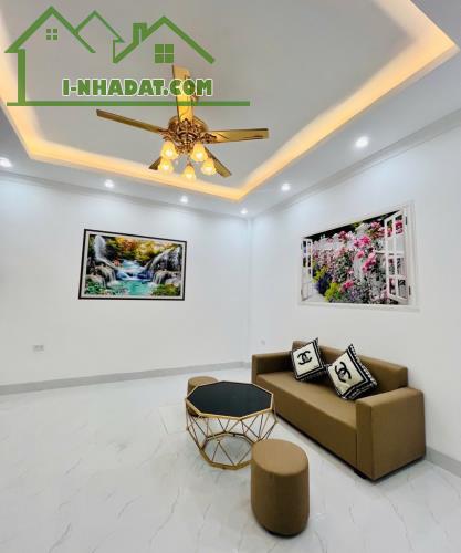 Nhà đẹp mới xây hiện đại, 35m2, 4T, nhỉnh 3 tỷ, ô tô đỗ cổng, nội thất đẹp