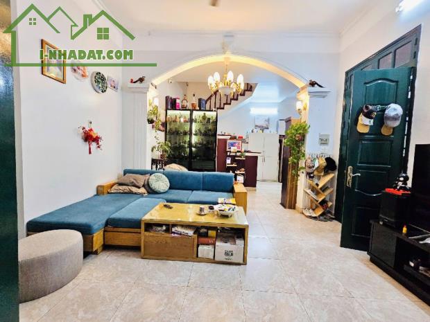 Bán nhà trong ngõ đường Giải Phóng, diện tích 80m2 x 4 tầng