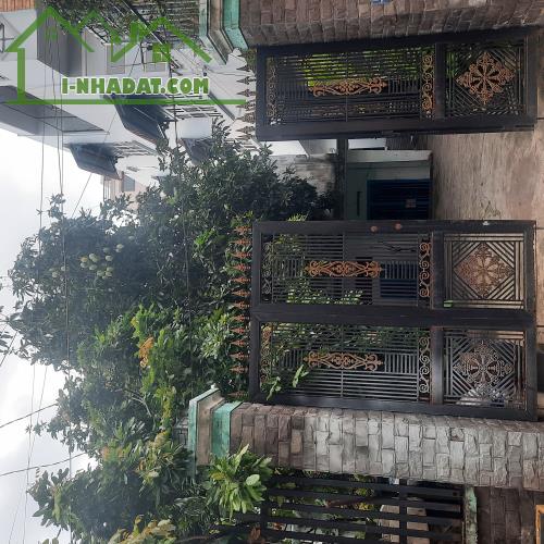 NHÀ CŨ TIỆN XÂY MỚI, KHU VỰC XÂY CAO TẦNG, ĐƯỜNG NHỰA 8M, 186M2,NGANG 5.6M, NỞ HẬU TÀI LỘC