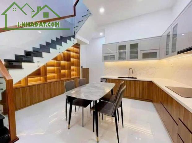 BÁN NHÀ MỘT TRỆT MỘT LẦU GẦN CÂY XĂNG ĐỨC HƯNG ĐỒNG KHỞI - 1