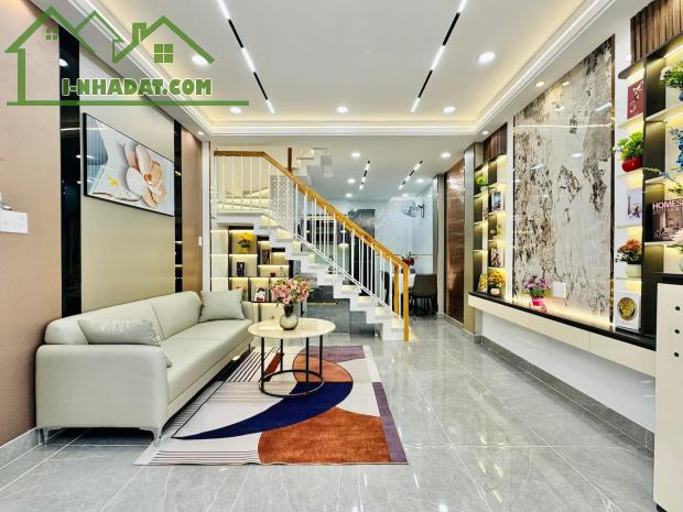Bán nhà 2 lầu ở Nguyễn Đình Chiểu, Phường 4, Quận 3, Gần chợ Vườn Chuối. Giá 2ty890 - 3