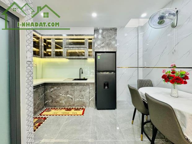 Bán nhà 2 lầu ở Nguyễn Đình Chiểu, Phường 4, Quận 3, Gần chợ Vườn Chuối. Giá 2ty890 - 2