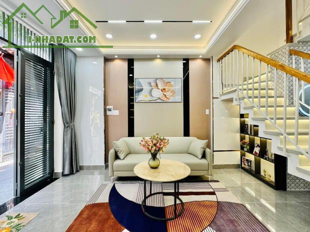 Bán nhà 2 lầu ở Nguyễn Đình Chiểu, Phường 4, Quận 3, Gần chợ Vườn Chuối. Giá 2ty890