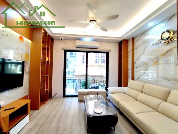 Bồ Đề 55m,5 tầng,nhỉnh 11tỷ,GARA 2 ÔTÔ VÀO NHÀ-Ô CHỜ THANG MÁY-2 THOÁNG,FULL NỘI THẤT