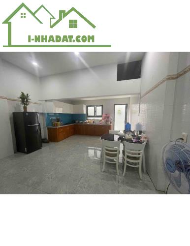 BÁN NHÀ SÁT TÊN LỬA ĐƯỜNG 12M 100m2 4TẦNG 4PN DÒNG TIỀN 30TR/T 11 TỶ