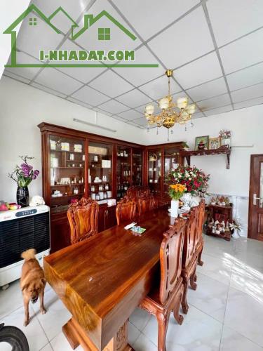 Nhà diện tích 200m2 vừa ở kết hợp kinh doanh. ngang hơn 8m gần mặt tiền đường lớn xe tải