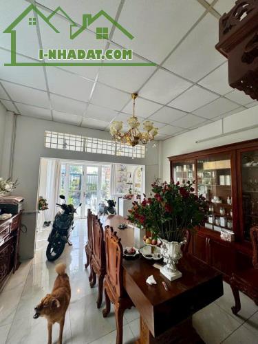 Nhà diện tích 200m2 vừa ở kết hợp kinh doanh. ngang hơn 8m gần mặt tiền đường lớn xe tải - 1