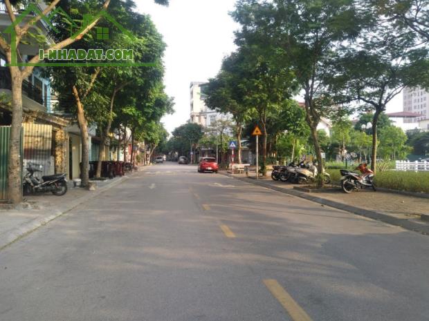 Bán Đất tặng nhà C4 Giang Biên, ngõ ô tô thông, DT 105m, MT 5m, nhỉnh 12 tỷ