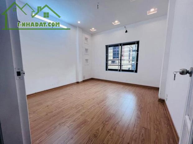 NHỈNH 8 TỶ - NHÀ 40M2 OTO VÀO NHÀ Ở CẦU GIẤY, GẦN PHỐ, NGÕ THÔNG KINH DOANH,NHÀ ĐẸP Ở NGAY