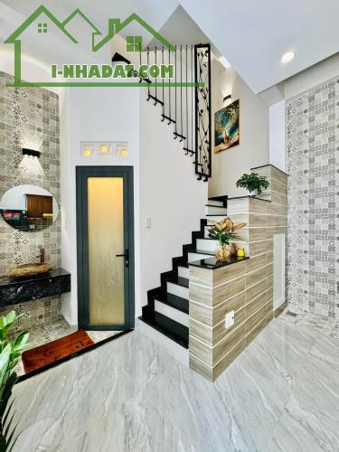 Bán nhà 3 lầu ở Lý Phục Man, Phường Tân Thuận Đông, Quận 7. Đang thuê 15tr. Giá 2tỷ880