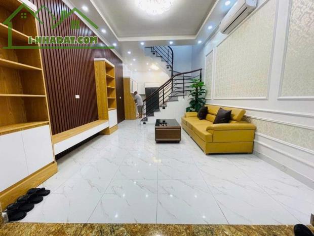 Nhà Đẹp Định Công -Hoàng Mai , DT:40m2 ,Giá hơn 5tỷ ,30m ra oto