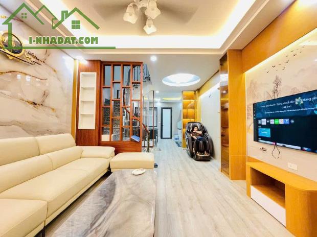 Trung tâm Long Biên, ngõ đẹp, ôtô đỗ cửa, full nội thất - 47m2,5 tầng, 4.3m – Chào 11.5 tỷ - 2