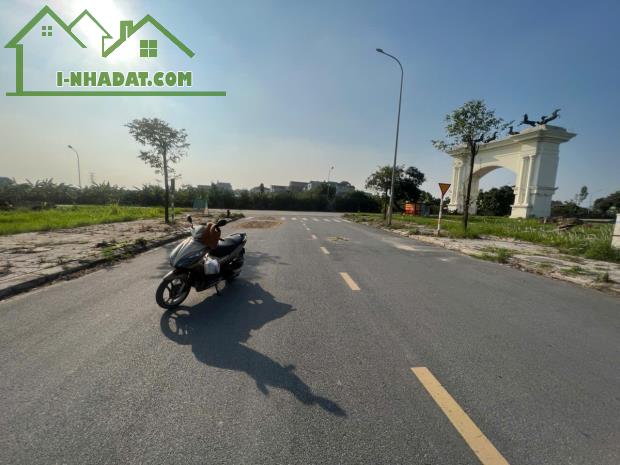 GẤP LÔ ĐẤT TRỤC CHÍNH - BẢO LONG HƯƠNG MẠC - TỪ SƠN  Dt 100 m Mt : 5m  đường trước đất 20 - 3