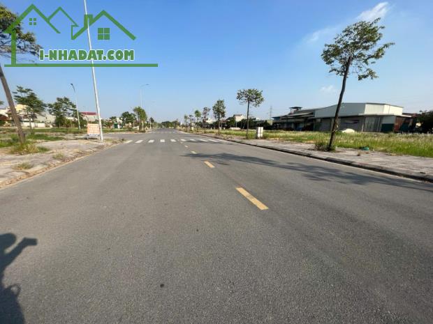 GẤP LÔ ĐẤT TRỤC CHÍNH - BẢO LONG HƯƠNG MẠC - TỪ SƠN  Dt 100 m Mt : 5m  đường trước đất 20 - 1