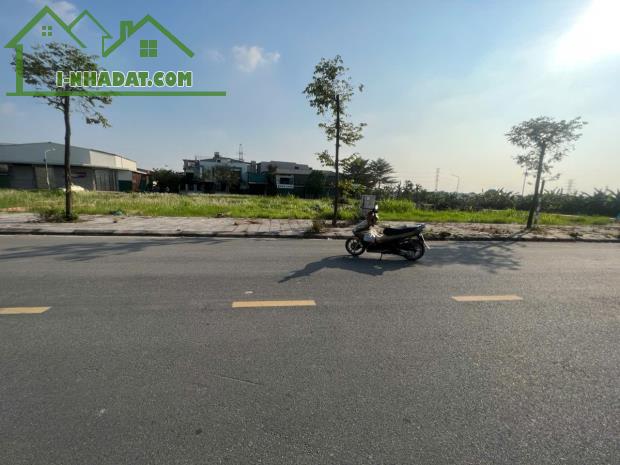GẤP LÔ ĐẤT TRỤC CHÍNH - BẢO LONG HƯƠNG MẠC - TỪ SƠN  Dt 100 m Mt : 5m  đường trước đất 20 - 2