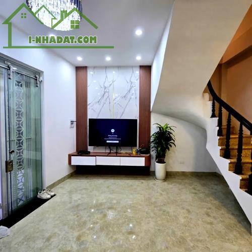 Chị chủ gửi bán nhà mới phố Minh Khai, quận Hai Bà Trưng, 5 tầng 30m2 giá nhỉnh 6 tỷ