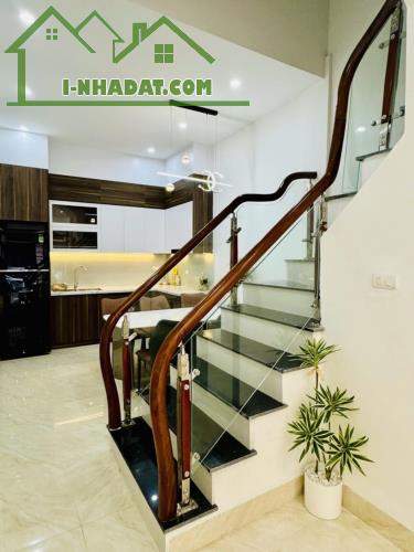 Bán nhà MẶT PHỐ Hoàng Văn Thái, DT 40m2, giá 16.5 tỷ - KINH DOANH - NHÀ MỚI - HAI THOÁNG - 2