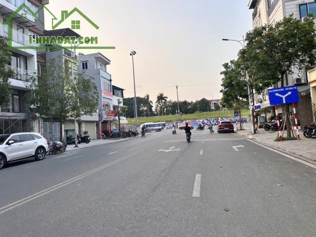 HIẾM Ô TÔ VÀO NHÀ - MẶT TIỀN RỘNG - DÂN TRÍ CAO - YÊN TĨNH – BÁN ĐẤT GIA THƯỢNG LONG BIÊN
